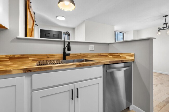 Building Photo - 2 Rockingham Ct