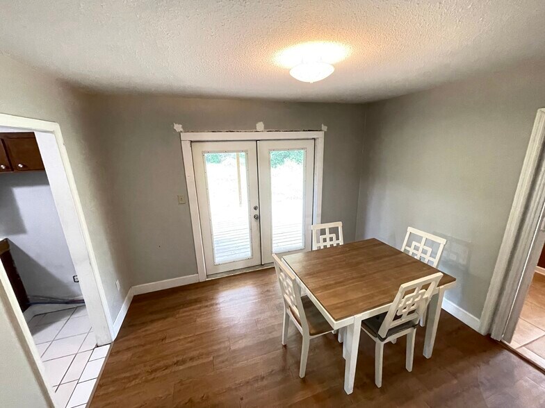 Dining - 306 Lancaster Dr
