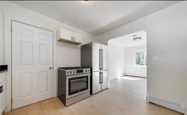 Building Photo - Beautiful 3 Bedroom Mentor Home