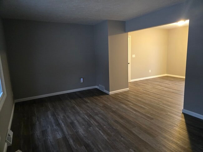 Building Photo - 541 E School St