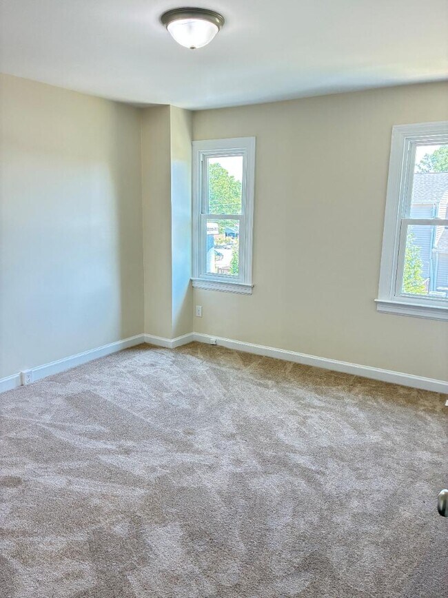 Building Photo - 1604 Pecan Ct N
