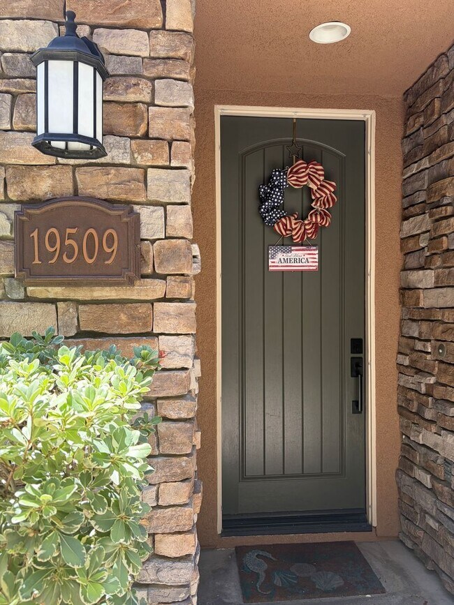 Building Photo - Stunning Home in the Beautiful Mariposa Community of Santa Clarita!