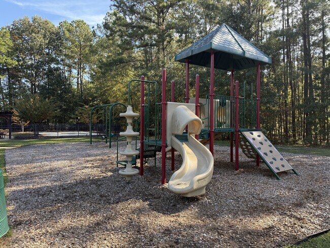 Building Photo - 600 Trellis Square