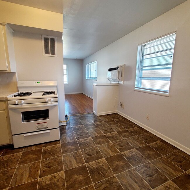 Building Photo - Great 1 Bedroom 1 Bath Apartment