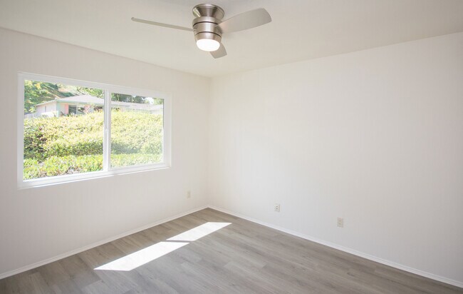 Building Photo - 55+ Senior Community! Delightful 2BR Home ...