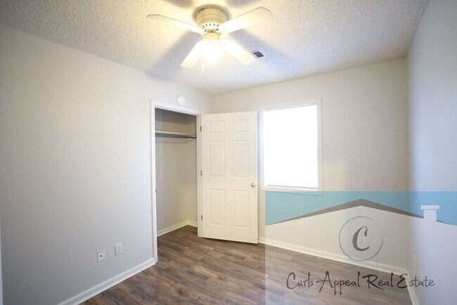 Building Photo - Spacious 3 bed/2 bath home - garage, deck, fenced back yard - includes yard care!!