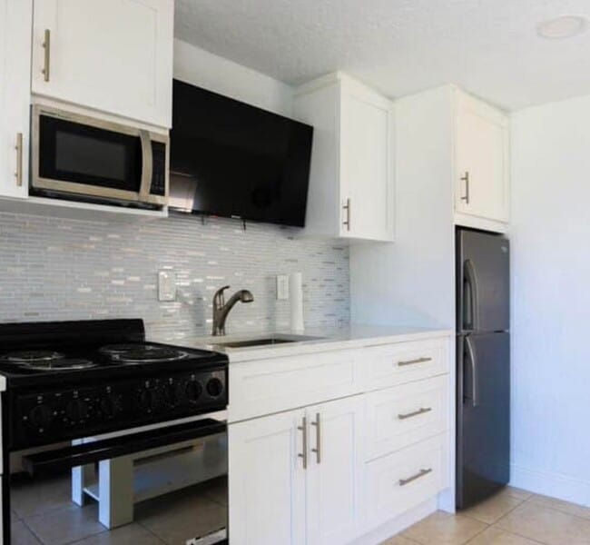 Building Photo - 701 SE Bahama Ave