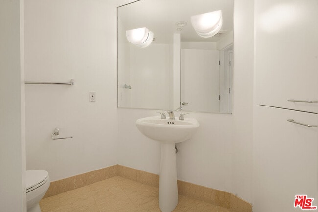 Building Photo - 13600 Marina Pointe Dr