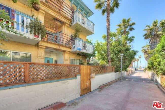 Building Photo - 26 Breeze Ave