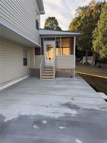 Building Photo - 228 Solomon Dr
