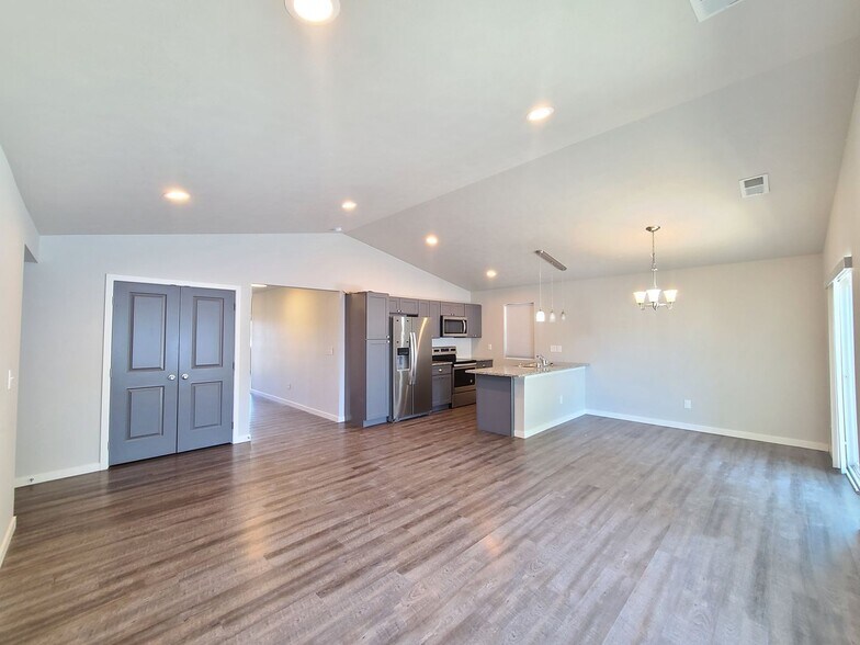 Building Photo - 3014 N Gillis Ct