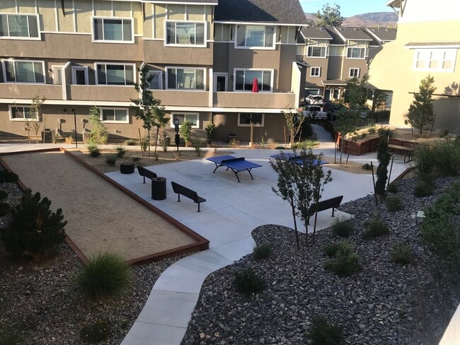 Building Photo - Cute Town-home in Truckee River Town-homes Subdivision