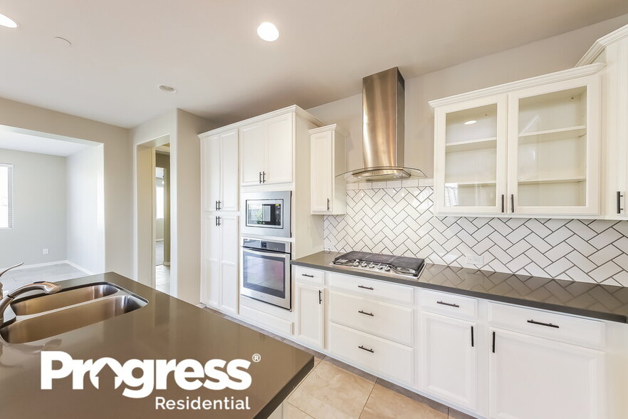 Building Photo - 10642 W Anna Ave