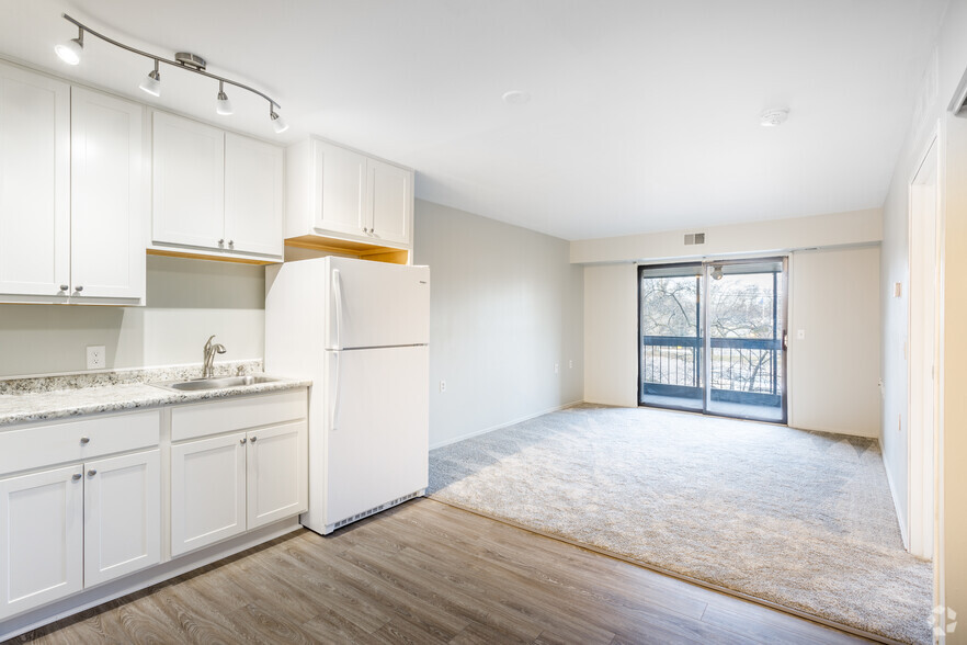 1 BR, 1 BA - Upgraded - Plymouth Park Apartments