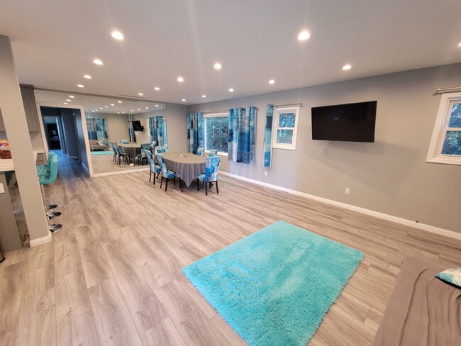 Building Photo - 1415 Stearns Dr