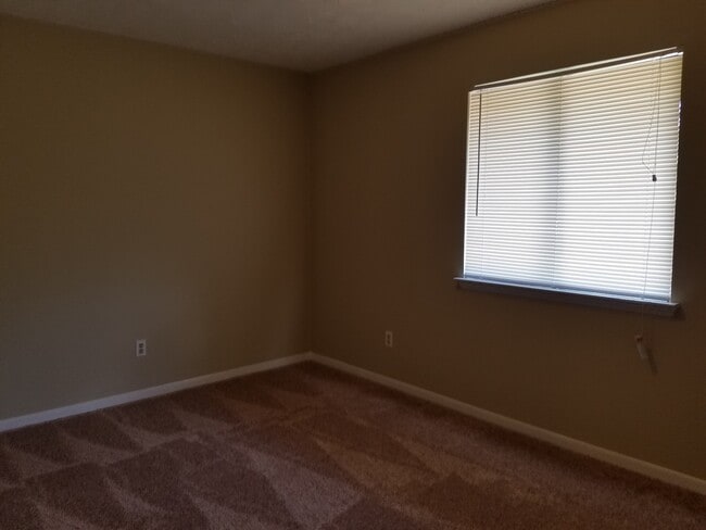 Building Photo - Charming 2Bed/1.5 Bath End-Unit Townhome Conveniently Located Near Schools, Shopping & Tyndall AFB!