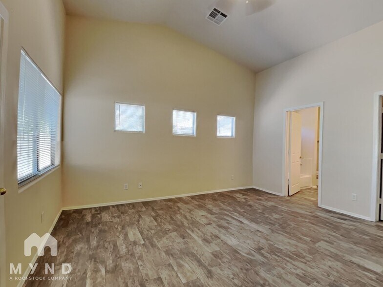 Building Photo - 2632 E Hidalgo Ave