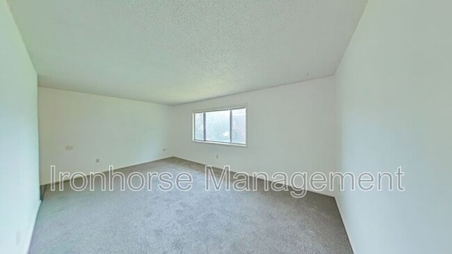 Building Photo - 411 N 16th Ave