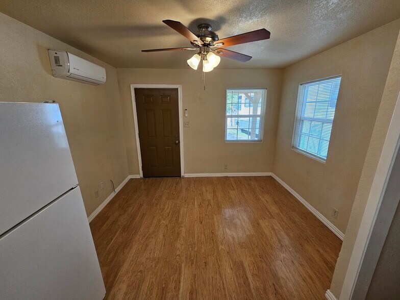 Entrance - living/dining room - 305 Pulliam St