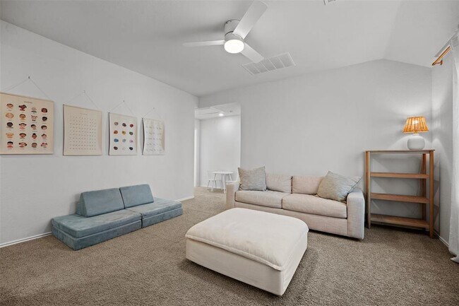 Building Photo - 144 Calgary Ln