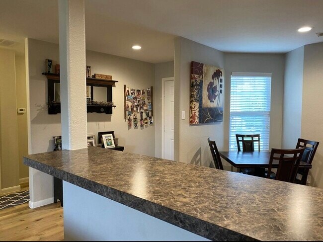 Building Photo - 118 Feverbush Dr