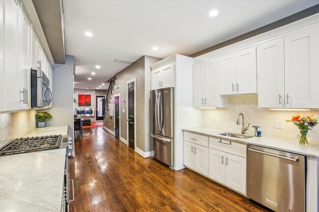 Building Photo - 2 BED PLUS DEN!!! * Fully Furnished and Fa...