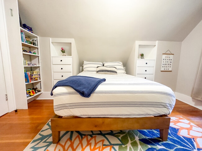 Building Photo - 1942 Boyer Ave E