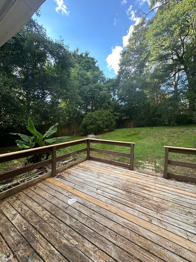 Building Photo - 3 Bedroom 2 Bath home located just off Oca...