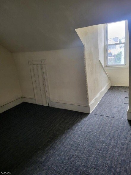 Building Photo - 258 Chambers St