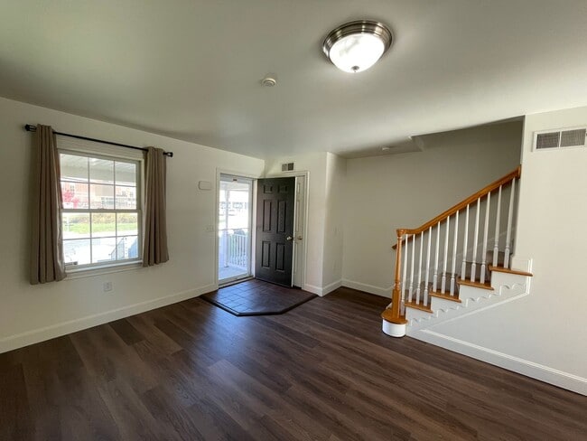 Building Photo - 3 Bedroom Townhome in Lancaster!