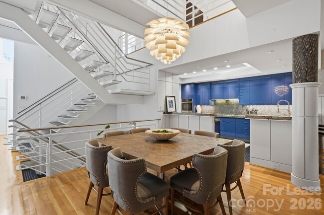 Building Photo - 1124 Dilworth Crescent Row