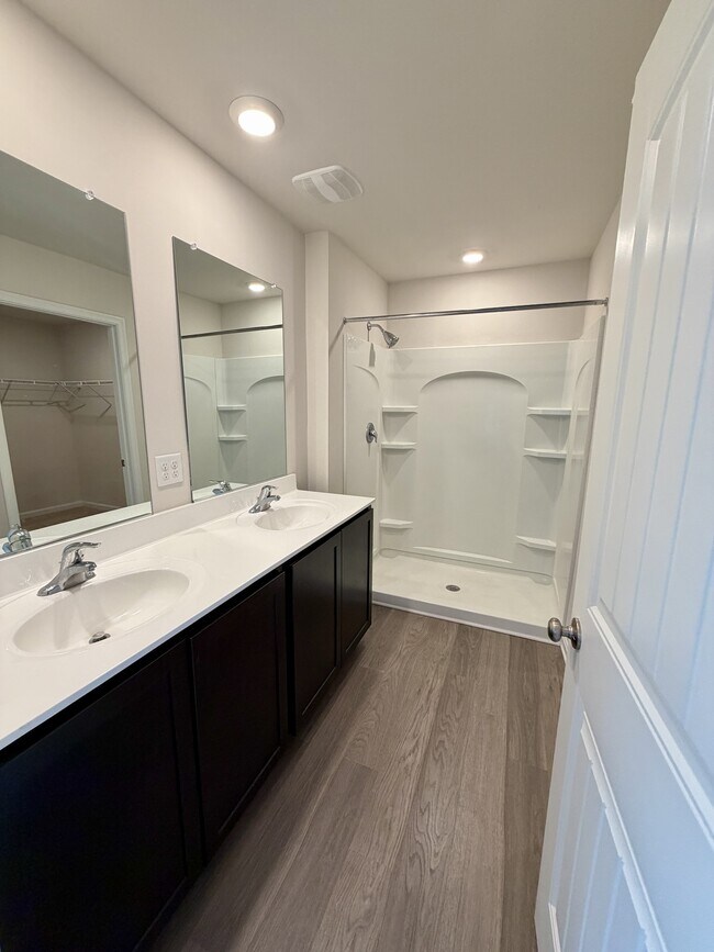 Building Photo - 633 Currant Cir