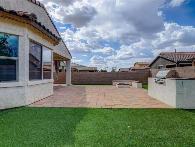Building Photo - La Estancia 4 Bed 2.5 Bath Home