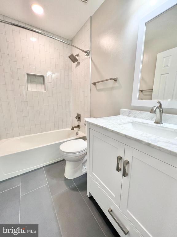 Building Photo - 6400 Warren Point Ct