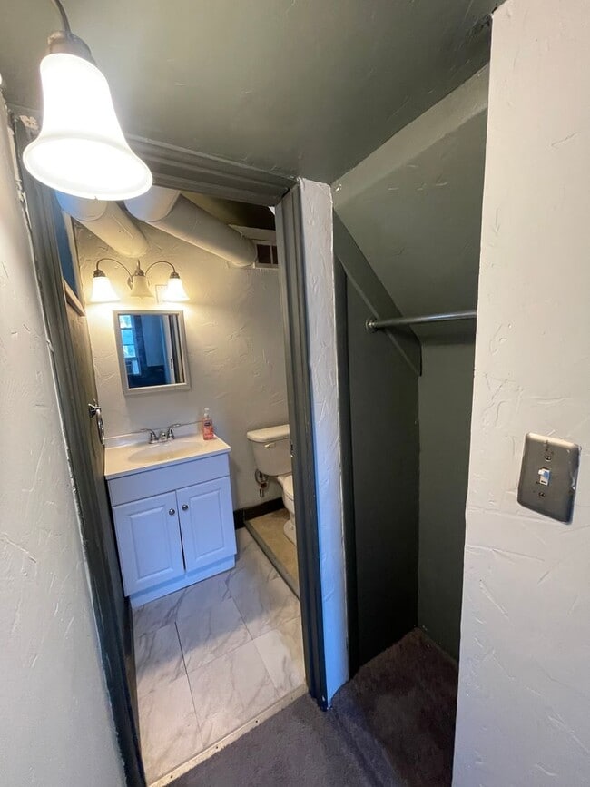 Building Photo - Single Family House in Mt Washington Avail...