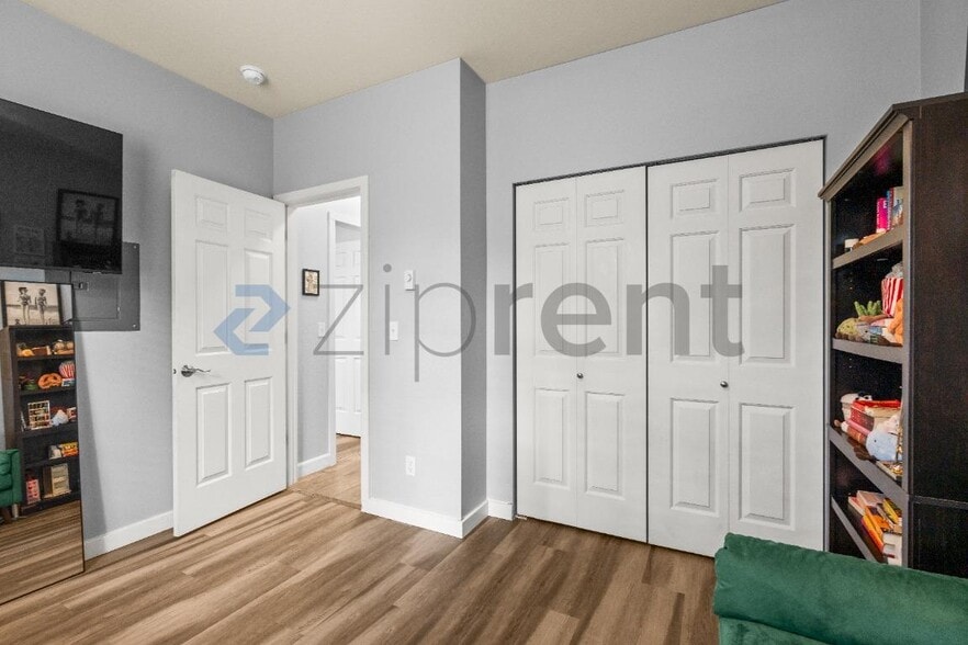 Building Photo - Unit E201