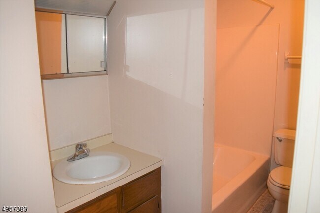 Building Photo - 37 E Main St