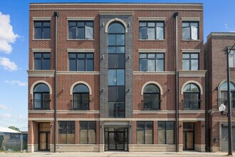 Building Photo - 70 E Pershing Rd