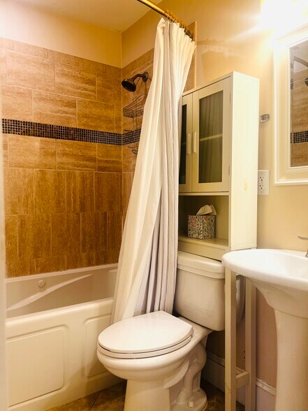 Building Photo - 1663 Newton St NW