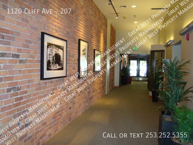 Building Photo - 1120 E Cliff Ave