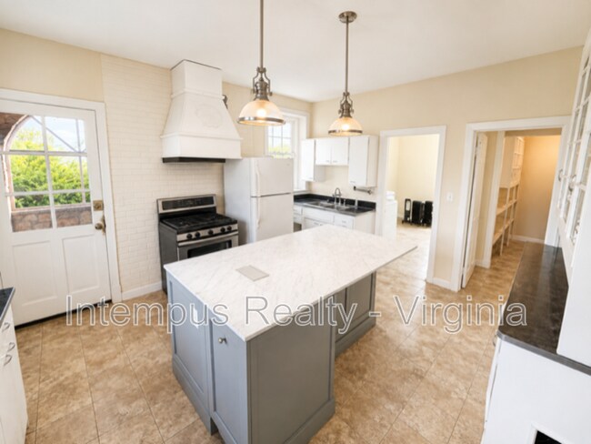Building Photo - 7296 Fenton Farm Ln