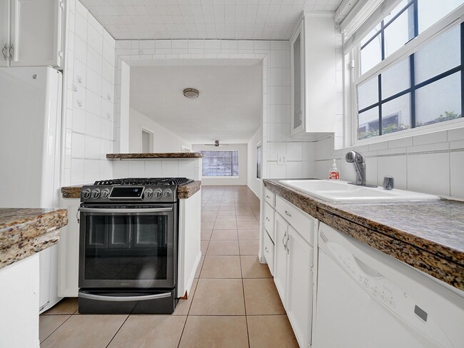 Building Photo - Coming Available 9/15/25 - Balboa Village ...