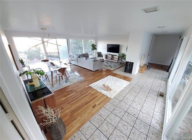 Building Photo - Rare multi-generational home
