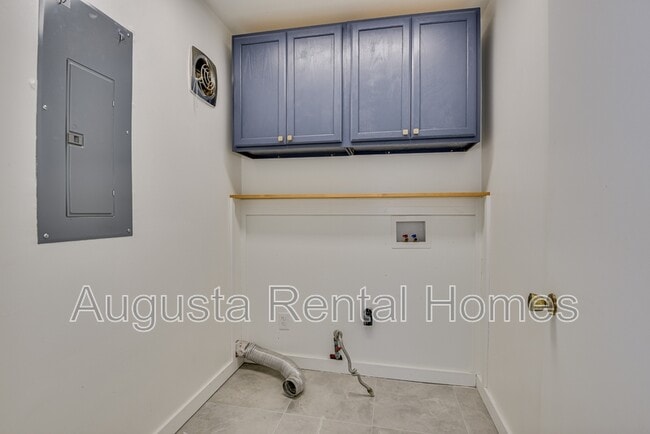 Building Photo - 3137 Edinburgh Dr