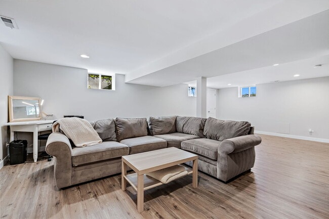 Building Photo - 639 Cumnor Ave