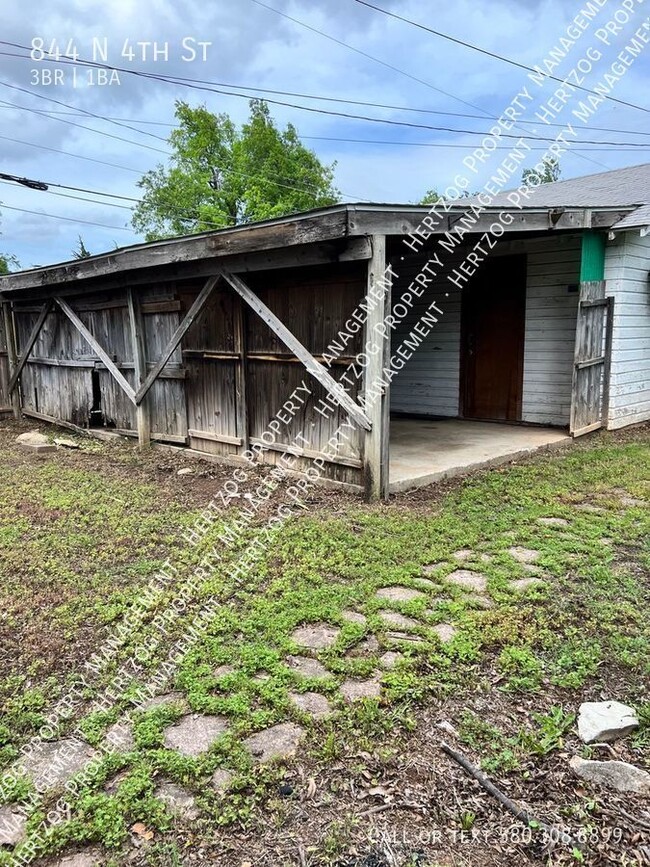 Building Photo - Charming 3-Bedroom Home with Ample Storage...