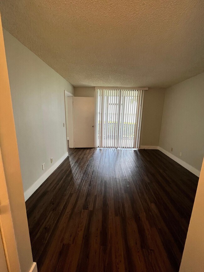 Building Photo - 714 Executive Center Dr