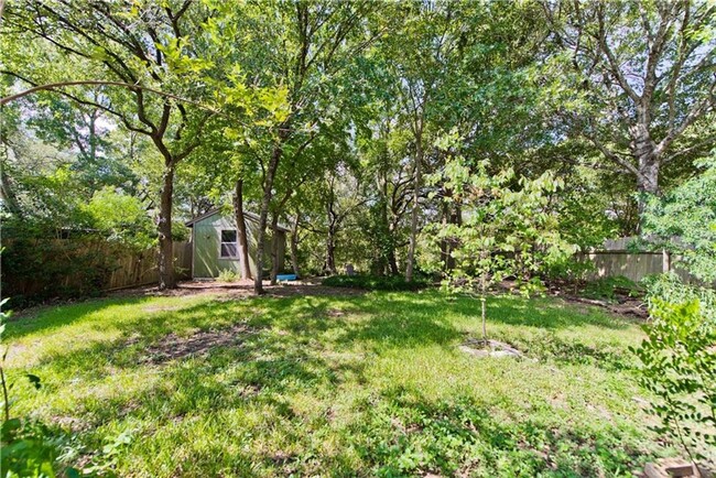 Building Photo - 605 Kingfisher Creek Dr - Nature lovers pa...