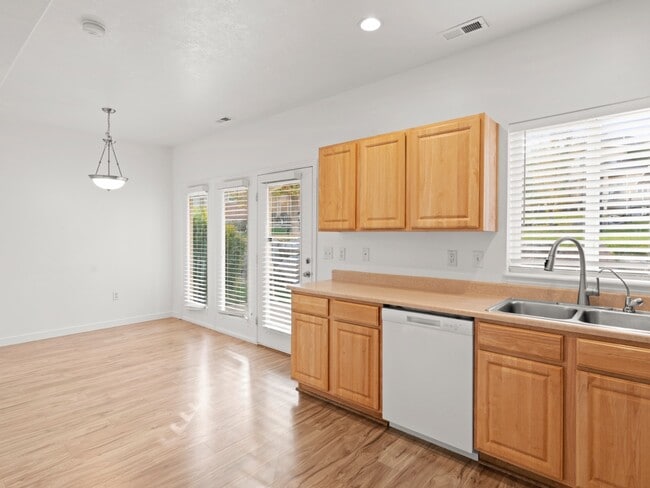 Building Photo - 5047 W Rock Butte Rd