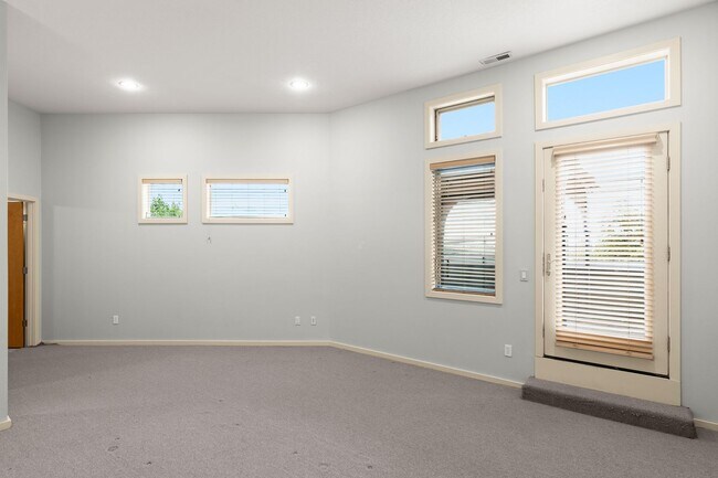 Building Photo - Beautiful 2 Bedroom Townhome in N Portland